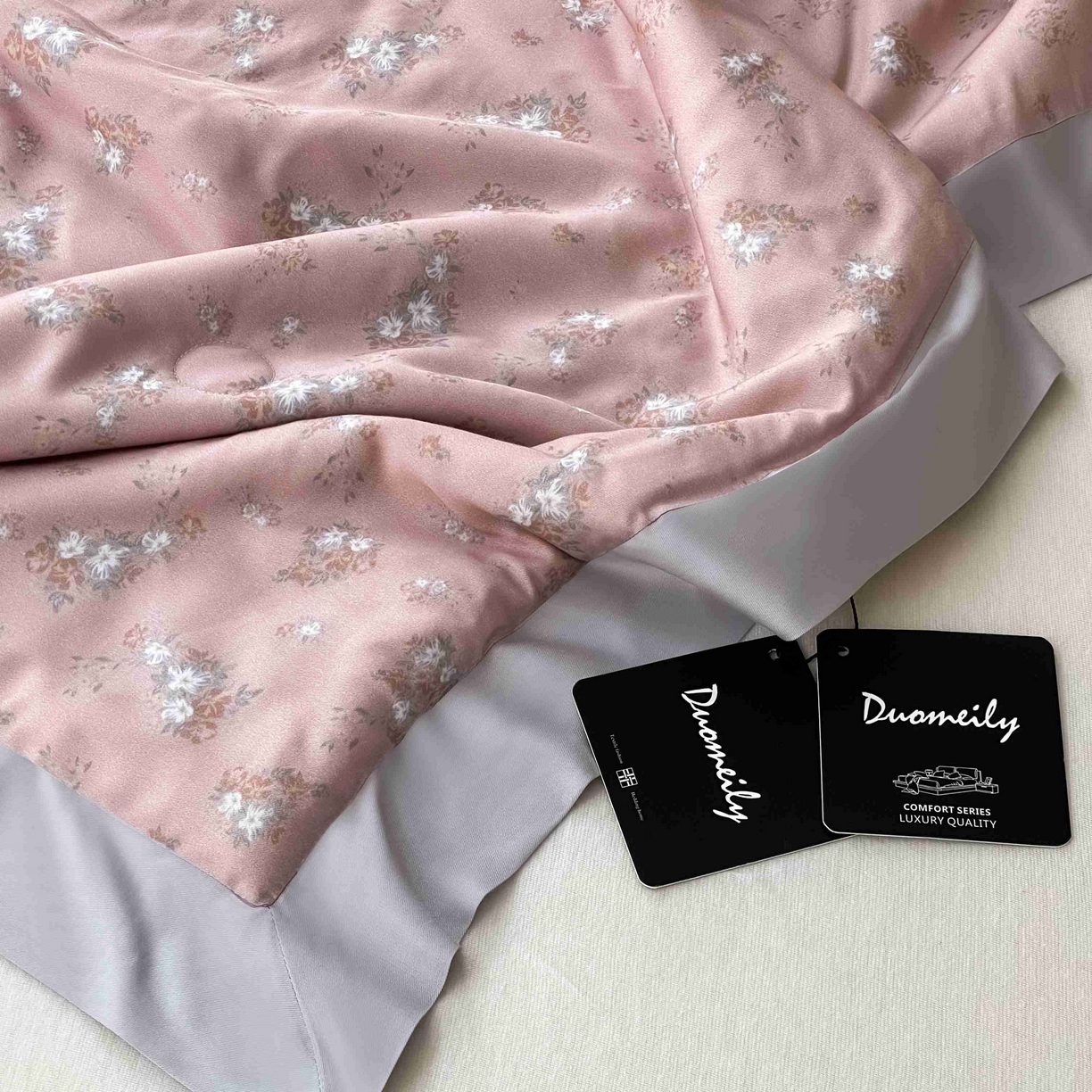 91家纺网 家纺一手货源 找家纺 南通朵美纺织品有限公司 2025新款【DM】莫代尔印花小碎花夏被-风格二 时光（豆粉）