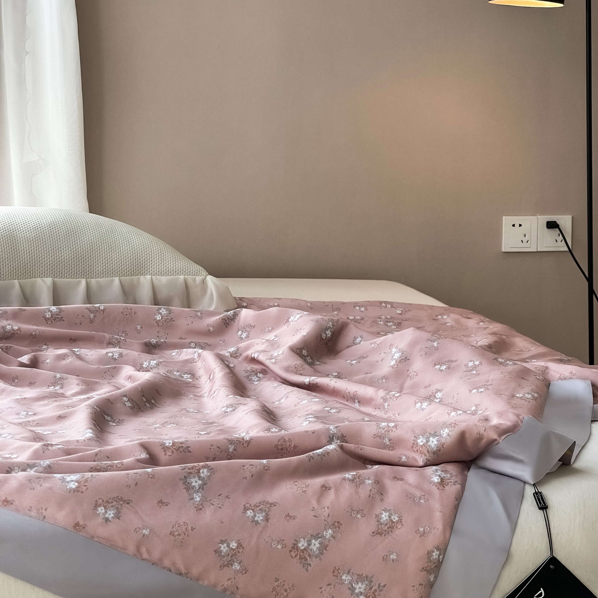 91家纺网 家纺一手货源 找家纺 南通朵美纺织品有限公司 2025新款【DM】莫代尔印花小碎花夏被-风格二 时光（豆粉）