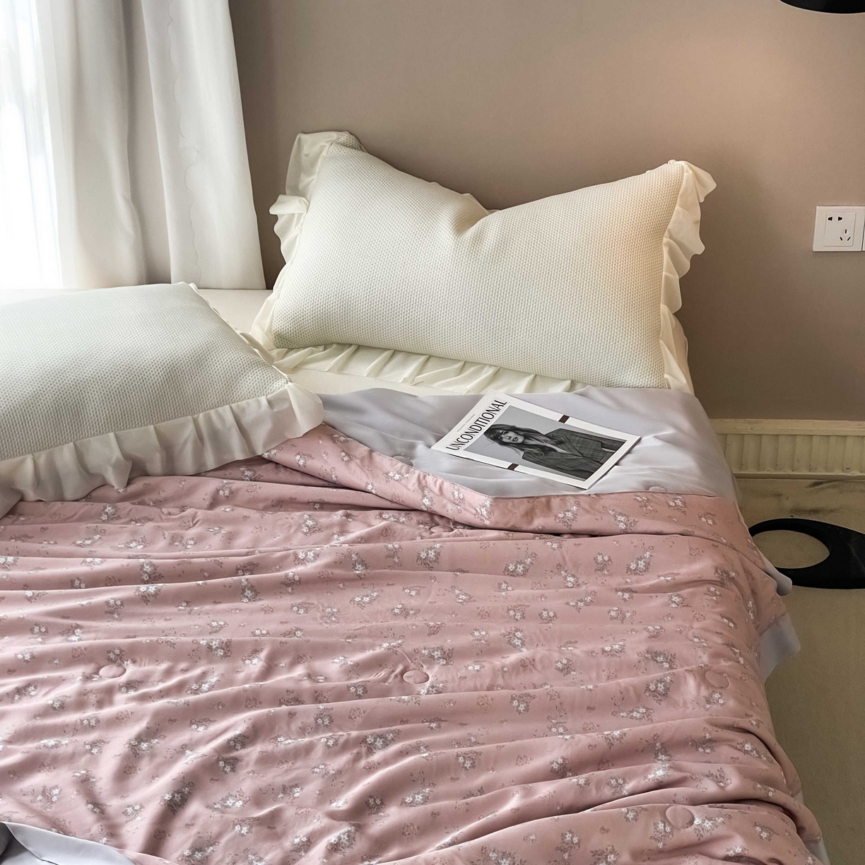 91家纺网 家纺一手货源 找家纺 南通朵美纺织品有限公司 2025新款【DM】莫代尔印花小碎花夏被-风格二 时光（豆粉）