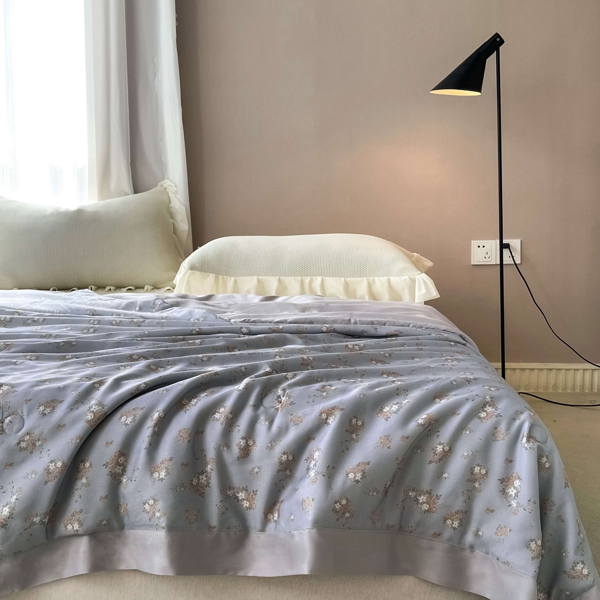 91家纺网 家纺一手货源 找家纺 南通朵美纺织品有限公司 2025新款【DM】莫代尔印花小碎花夏被-风格二 时光（灰）