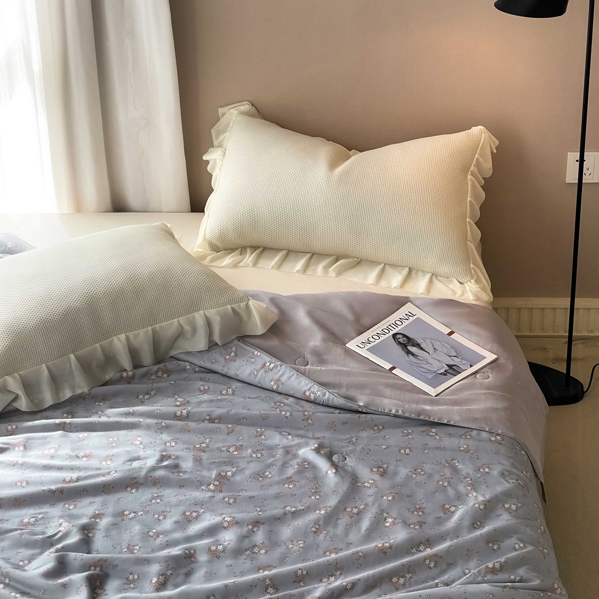 91家纺网 家纺一手货源 找家纺 南通朵美纺织品有限公司 2025新款【DM】莫代尔印花小碎花夏被-风格二 时光（灰）