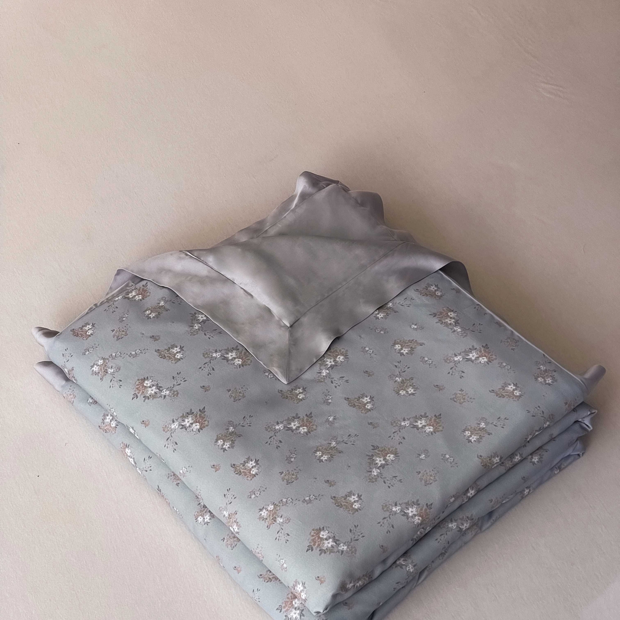 91家纺网 家纺一手货源 找家纺 南通朵美纺织品有限公司 2025新款【DM】莫代尔印花小碎花夏被-风格二 时光（灰）