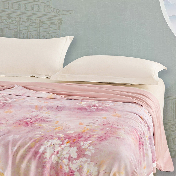 91家纺网 家纺一手货源 找家纺 薇玛仕 2025新款100支兰精天丝数码印花可水洗蚕丝夏凉被空调被 伊莎贝拉 粉