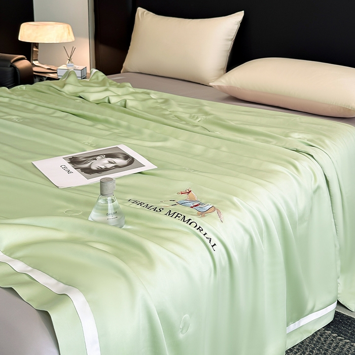 91家纺网 家纺一手货源 找家纺 薇玛仕 2025新款绣花款80支兰精天丝可水洗蚕丝夏凉被空调被 春色绿