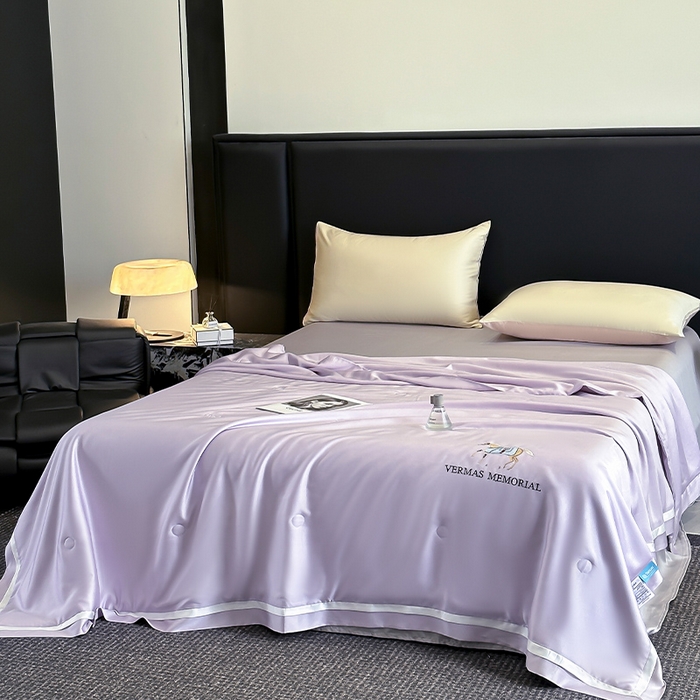 91家纺网 家纺一手货源 找家纺 薇玛仕 2025新款绣花款80支兰精天丝可水洗蚕丝夏凉被空调被 静谧紫