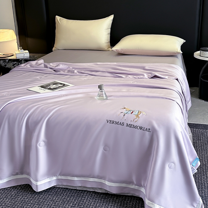 91家纺网 家纺一手货源 找家纺 薇玛仕 2025新款绣花款80支兰精天丝可水洗蚕丝夏凉被空调被 静谧紫