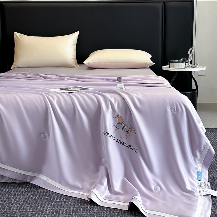 91家纺网 家纺一手货源 找家纺 薇玛仕 2025新款绣花款80支兰精天丝可水洗蚕丝夏凉被空调被 静谧紫