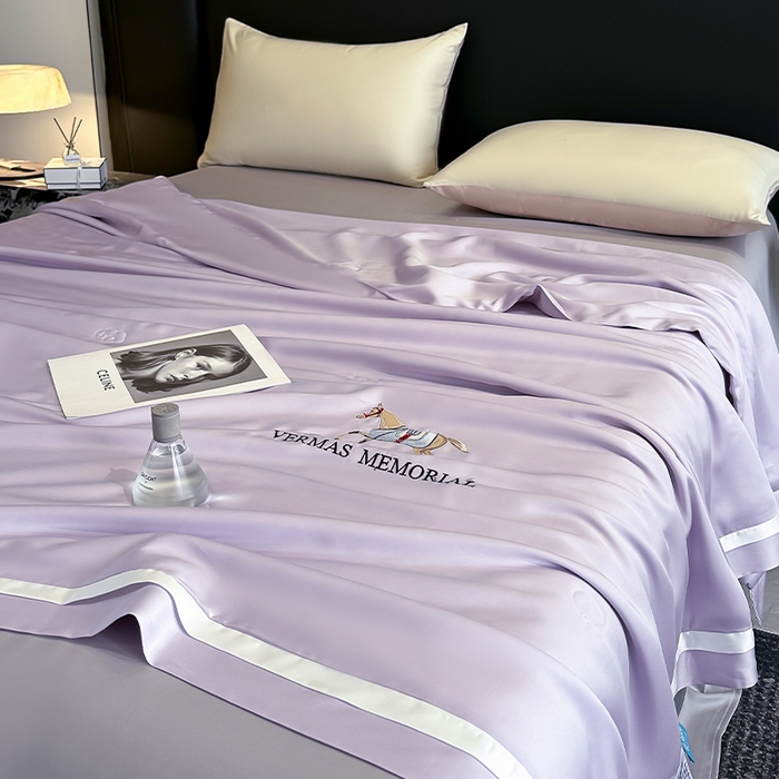 91家纺网 家纺一手货源 找家纺 薇玛仕 2025新款绣花款80支兰精天丝可水洗蚕丝夏凉被空调被 静谧紫