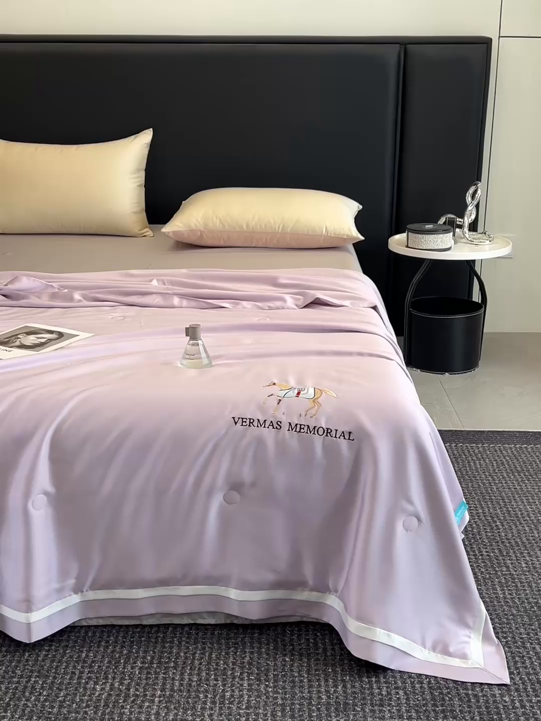 91家纺网 家纺一手货源 找家纺 薇玛仕 2025新款绣花款80支兰精天丝可水洗蚕丝夏凉被空调被 静谧紫