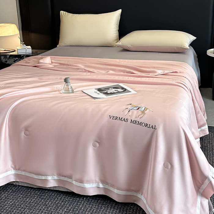 91家纺网 家纺一手货源 找家纺 薇玛仕 2025新款绣花款80支兰精天丝可水洗蚕丝夏凉被空调被 倩影粉