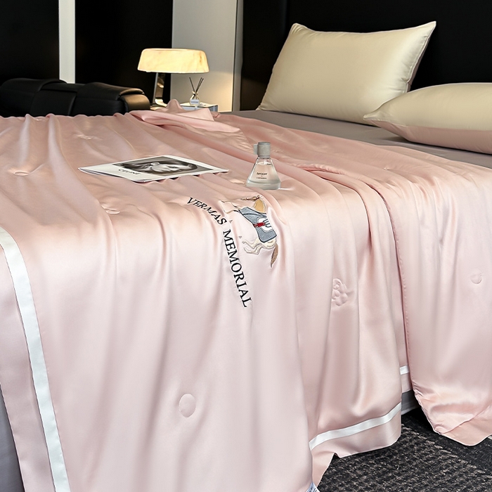 91家纺网 家纺一手货源 找家纺 薇玛仕 2025新款绣花款80支兰精天丝可水洗蚕丝夏凉被空调被 倩影粉