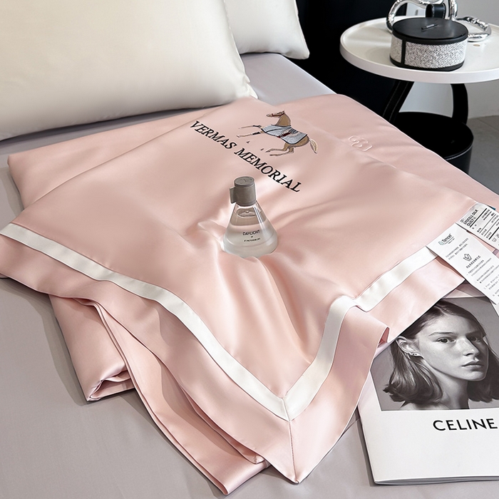 91家纺网 家纺一手货源 找家纺 薇玛仕 2025新款绣花款80支兰精天丝可水洗蚕丝夏凉被空调被 倩影粉