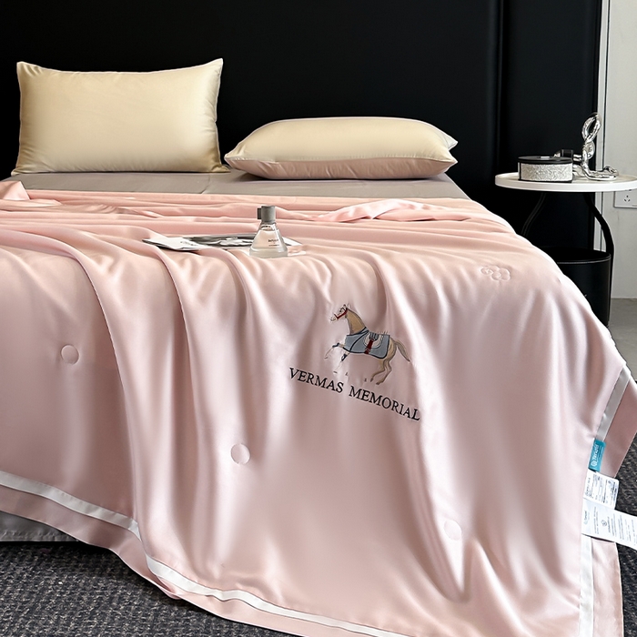 91家纺网 家纺一手货源 找家纺 薇玛仕 2025新款绣花款80支兰精天丝可水洗蚕丝夏凉被空调被 倩影粉