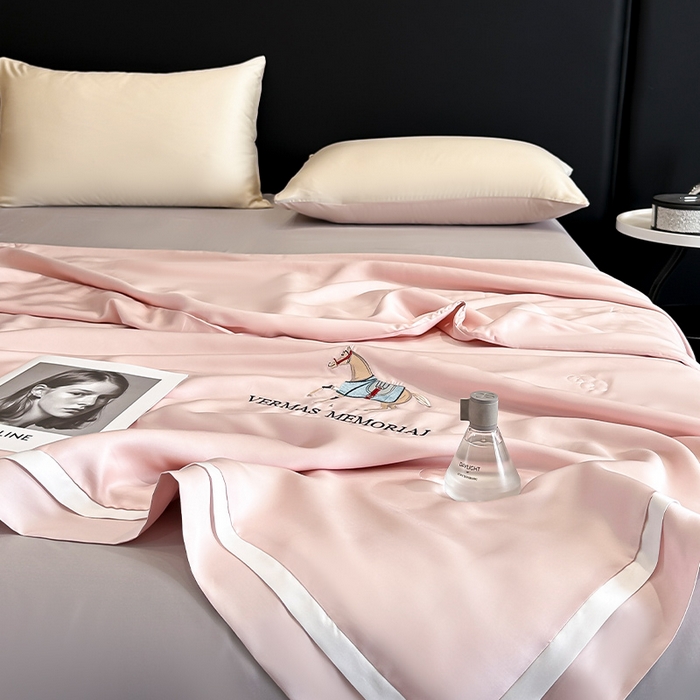 91家纺网 家纺一手货源 找家纺 薇玛仕 2025新款绣花款80支兰精天丝可水洗蚕丝夏凉被空调被 倩影粉