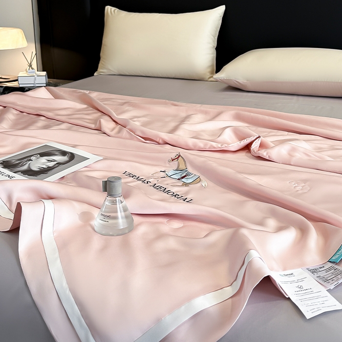 91家纺网 家纺一手货源 找家纺 薇玛仕 2025新款绣花款80支兰精天丝可水洗蚕丝夏凉被空调被 倩影粉