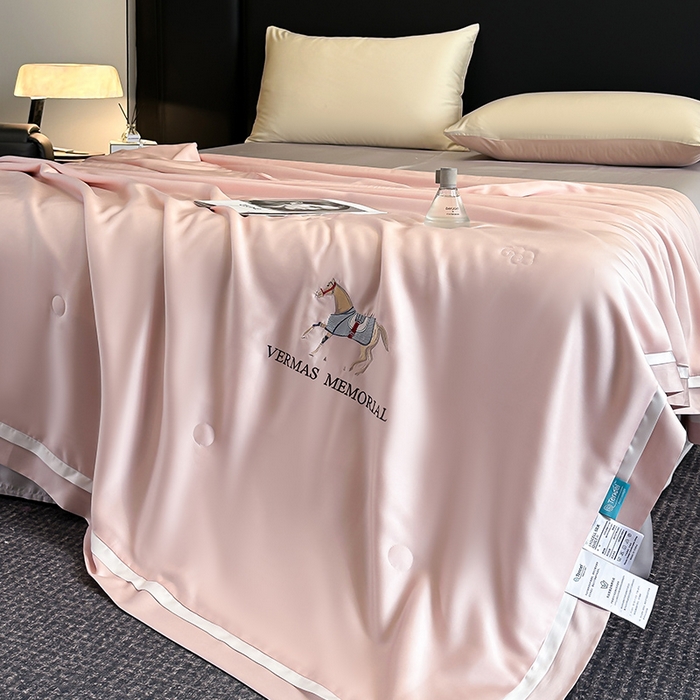 91家纺网 家纺一手货源 找家纺 薇玛仕 2025新款绣花款80支兰精天丝可水洗蚕丝夏凉被空调被 倩影粉