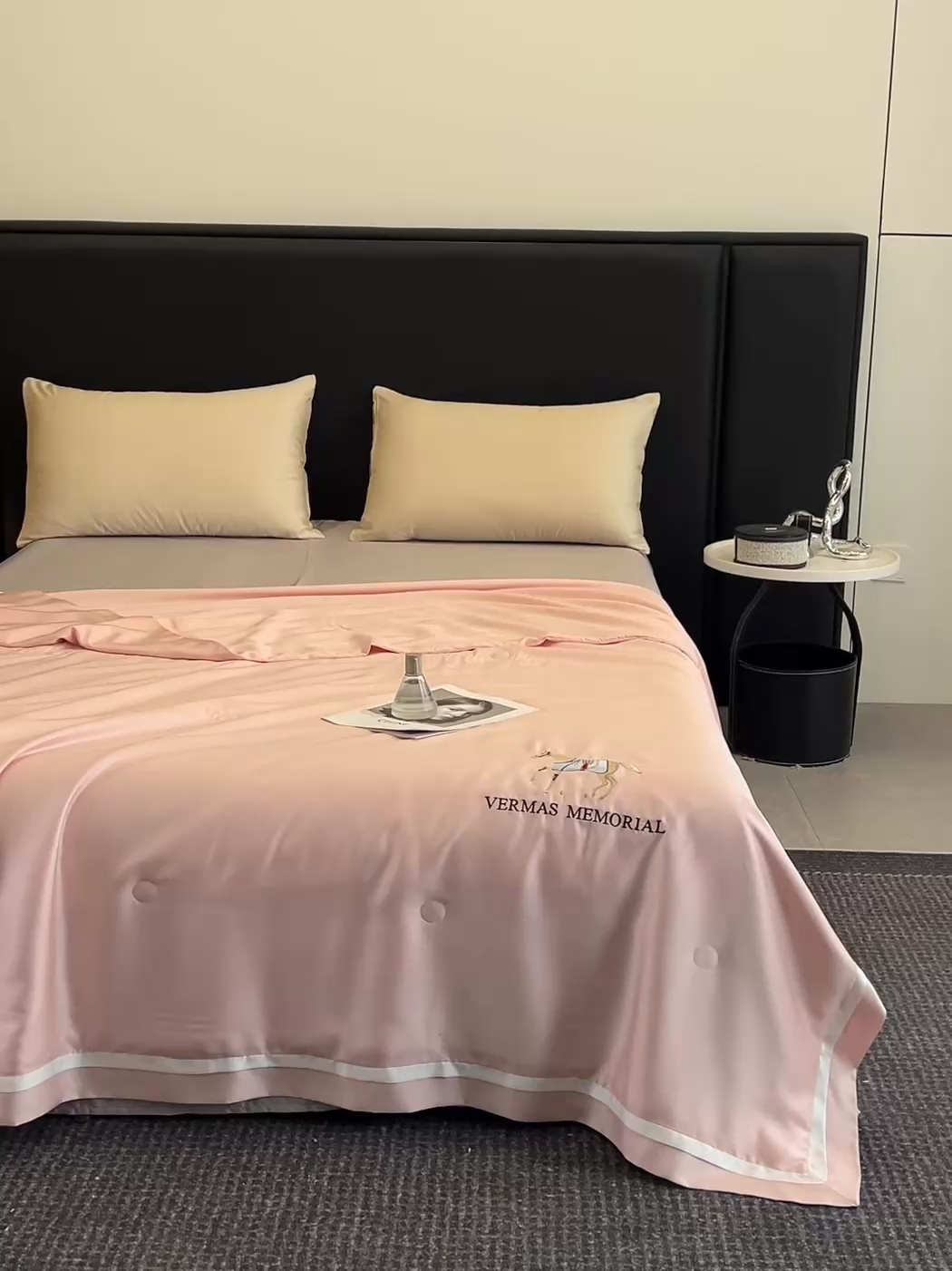 91家纺网 家纺一手货源 找家纺 薇玛仕 2025新款绣花款80支兰精天丝可水洗蚕丝夏凉被空调被 倩影粉