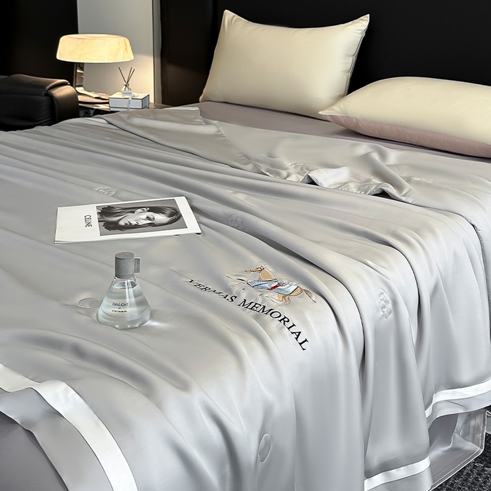 91家纺网 家纺一手货源 找家纺 薇玛仕 2025新款绣花款80支兰精天丝可水洗蚕丝夏凉被空调被 清雅灰