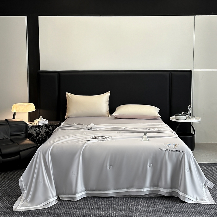 91家纺网 家纺一手货源 找家纺 薇玛仕 2025新款绣花款80支兰精天丝可水洗蚕丝夏凉被空调被 清雅灰