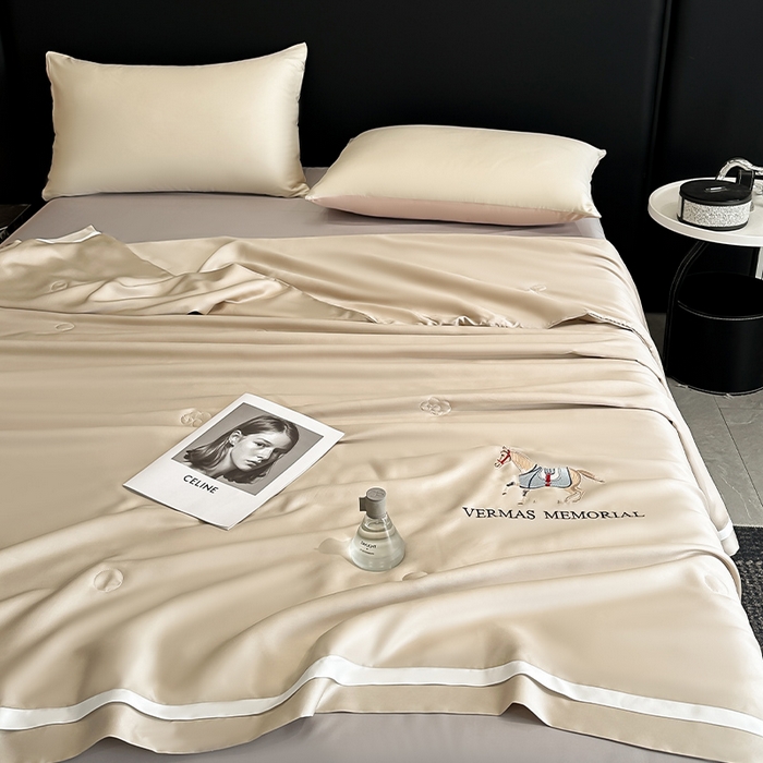 91家纺网 家纺一手货源 找家纺 薇玛仕 2025新款绣花款80支兰精天丝可水洗蚕丝夏凉被空调被 香槟咖