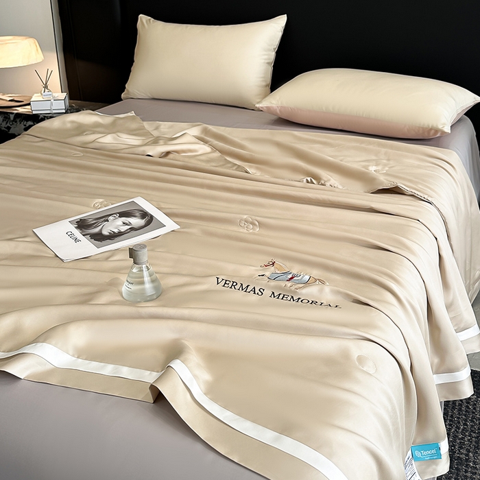 91家纺网 家纺一手货源 找家纺 薇玛仕 2025新款绣花款80支兰精天丝可水洗蚕丝夏凉被空调被 香槟咖