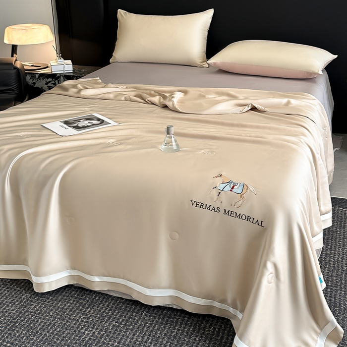 91家纺网 家纺一手货源 找家纺 薇玛仕 2025新款绣花款80支兰精天丝可水洗蚕丝夏凉被空调被 香槟咖