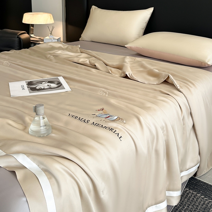 91家纺网 家纺一手货源 找家纺 薇玛仕 2025新款绣花款80支兰精天丝可水洗蚕丝夏凉被空调被 香槟咖