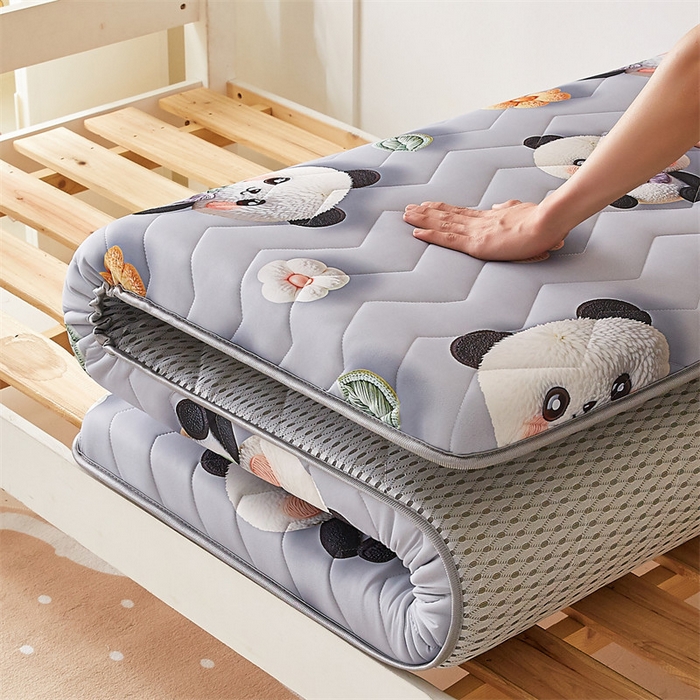 91家纺网 家纺一手货源 找家纺 寐珂家纺 2025A类针织棉记忆棉床垫 可爱熊猫