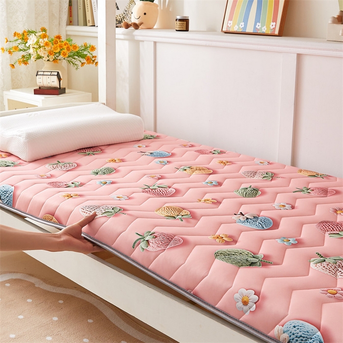 91家纺网 家纺一手货源 找家纺 寐珂家纺 2025A类针织棉记忆棉床垫 甜梦草莓