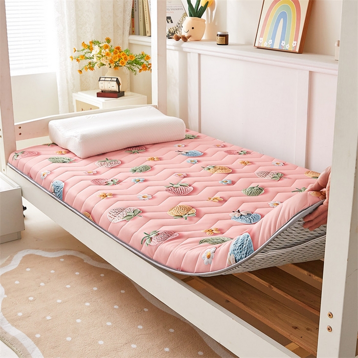 91家纺网 家纺一手货源 找家纺 寐珂家纺 2025A类针织棉记忆棉床垫 甜梦草莓