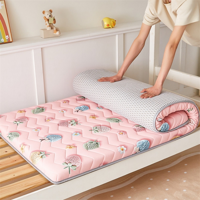 91家纺网 家纺一手货源 找家纺 寐珂家纺 2025A类针织棉记忆棉床垫 甜梦草莓