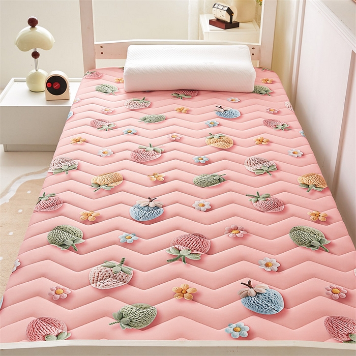 91家纺网 家纺一手货源 找家纺 寐珂家纺 2025A类针织棉记忆棉床垫 甜梦草莓