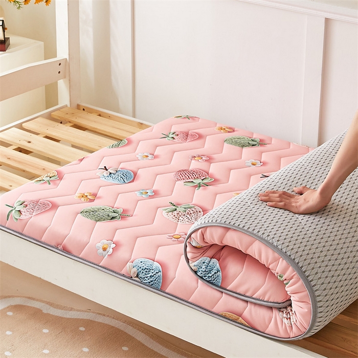 91家纺网 家纺一手货源 找家纺 寐珂家纺 2025A类针织棉记忆棉床垫 甜梦草莓