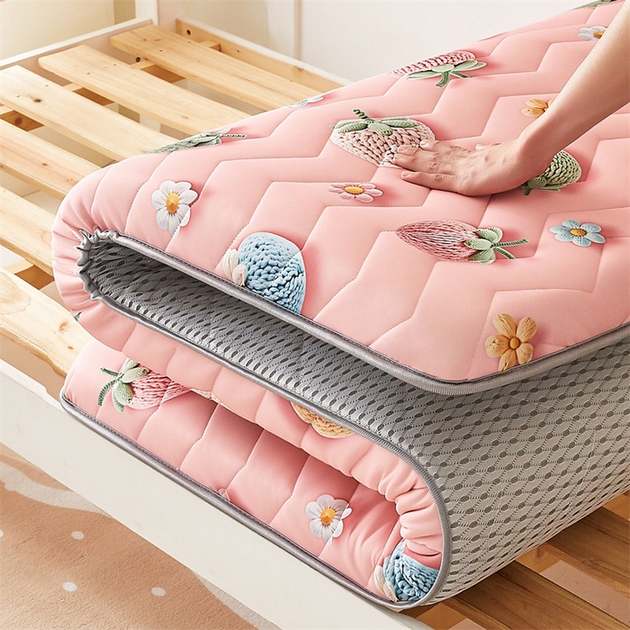 91家纺网 家纺一手货源 找家纺 寐珂家纺 2025A类针织棉记忆棉床垫 甜梦草莓