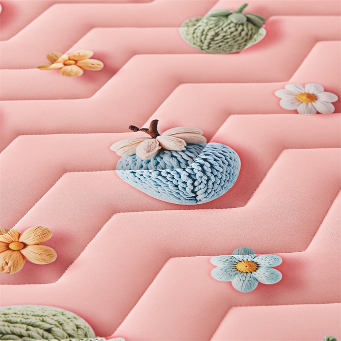 91家纺网 家纺一手货源 找家纺 寐珂家纺 2025A类针织棉记忆棉床垫 甜梦草莓