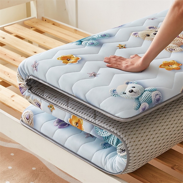 91家纺网 家纺一手货源 找家纺 寐珂家纺 2025A类针织棉记忆棉床垫 星际小熊