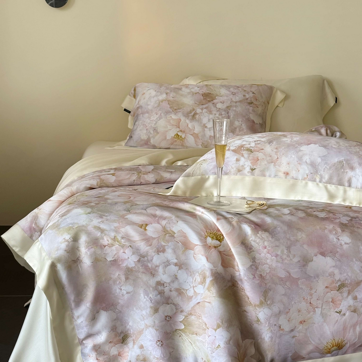 91家纺网 家纺一手货源 找家纺 （总）馨蕊家居 2025新款春夏新品天丝印花80SLF奥地利兰精天丝夏被四件套-初见