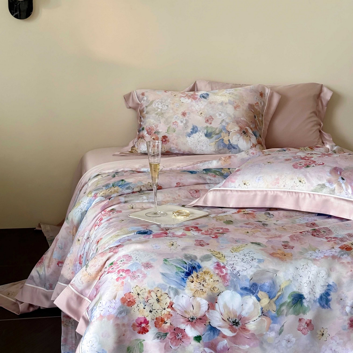 91家纺网 家纺一手货源 找家纺 馨蕊家居 2025新款春夏新品天丝印花80SLF奥地利兰精天丝四件套-朵美 天丝朵美-蔷薇粉