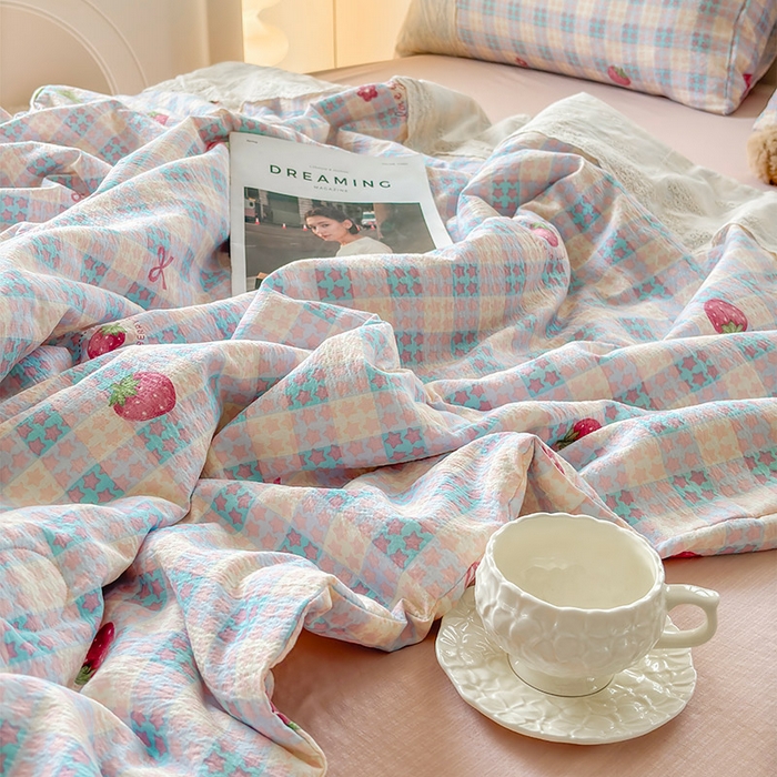 91家纺网 家纺一手货源 找家纺 一霖家纺 2025新款A类云感双层纱夏被夏凉被空调被 草莓多多