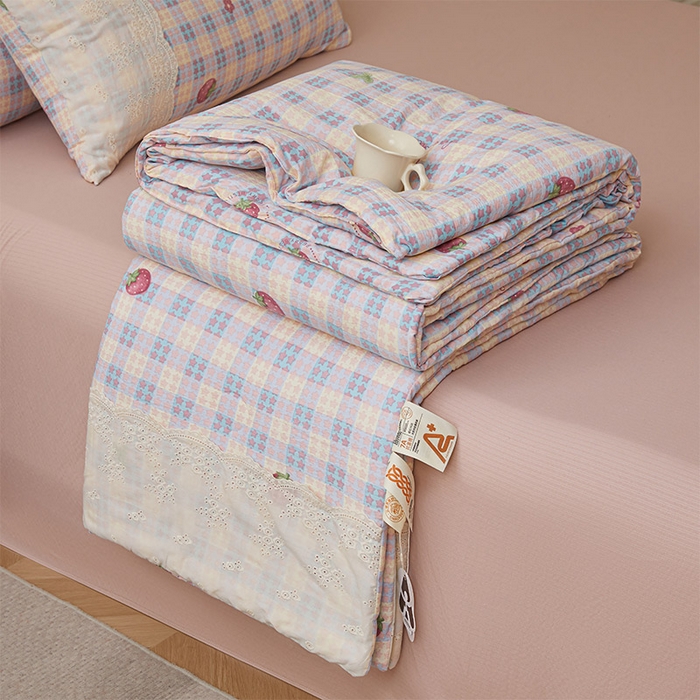 91家纺网 家纺一手货源 找家纺 一霖家纺 2025新款A类云感双层纱夏被夏凉被空调被 草莓多多