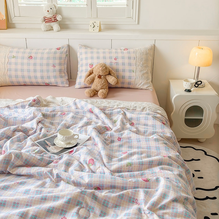 91家纺网 家纺一手货源 找家纺 一霖家纺 2025新款A类云感双层纱夏被夏凉被空调被 草莓多多