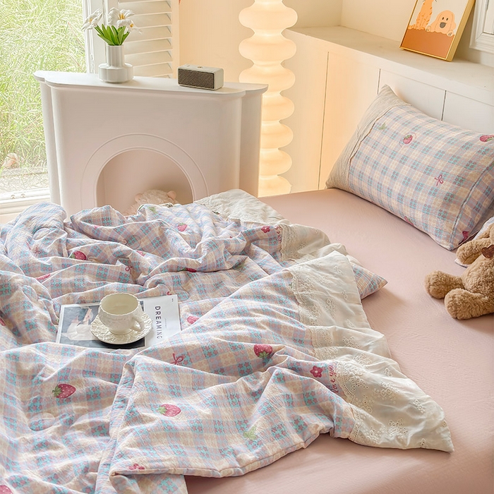 91家纺网 家纺一手货源 找家纺 一霖家纺 2025新款A类云感双层纱夏被夏凉被空调被 草莓多多