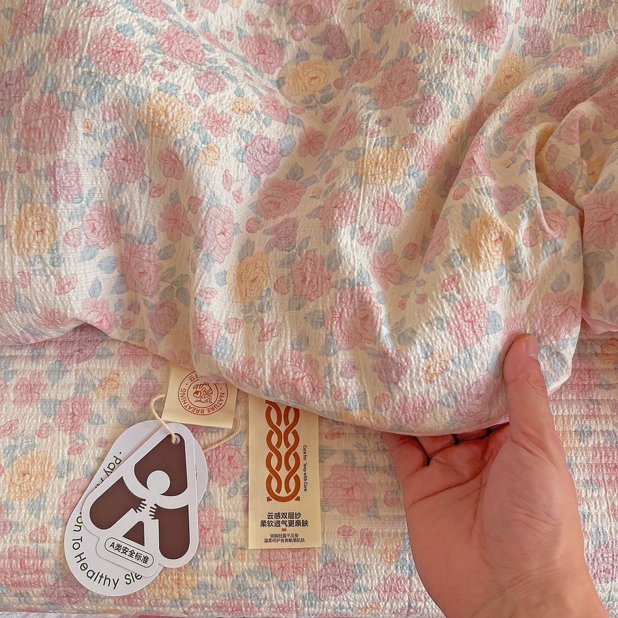 91家纺网 家纺一手货源 找家纺 繁花家居 2025新款超爆款床盖款夏被夏凉被空调被四件套 床盖款-在春风里