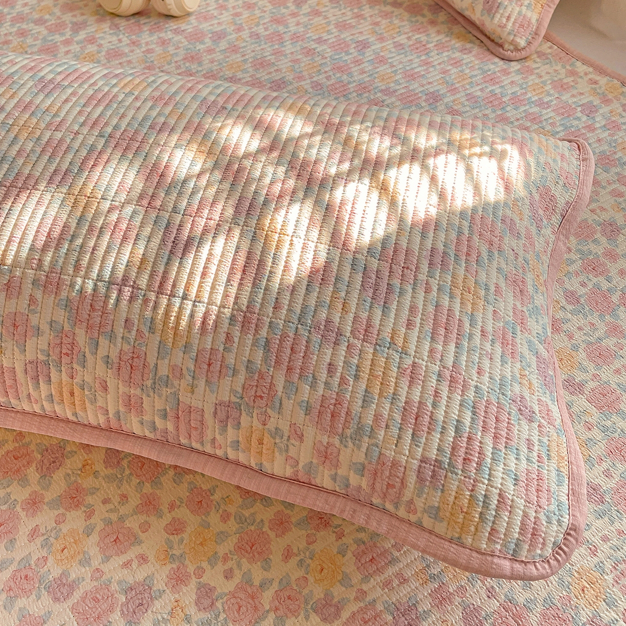 91家纺网 家纺一手货源 找家纺 繁花家居 2025新款超爆款床盖款夏被夏凉被空调被四件套 床盖款-在春风里