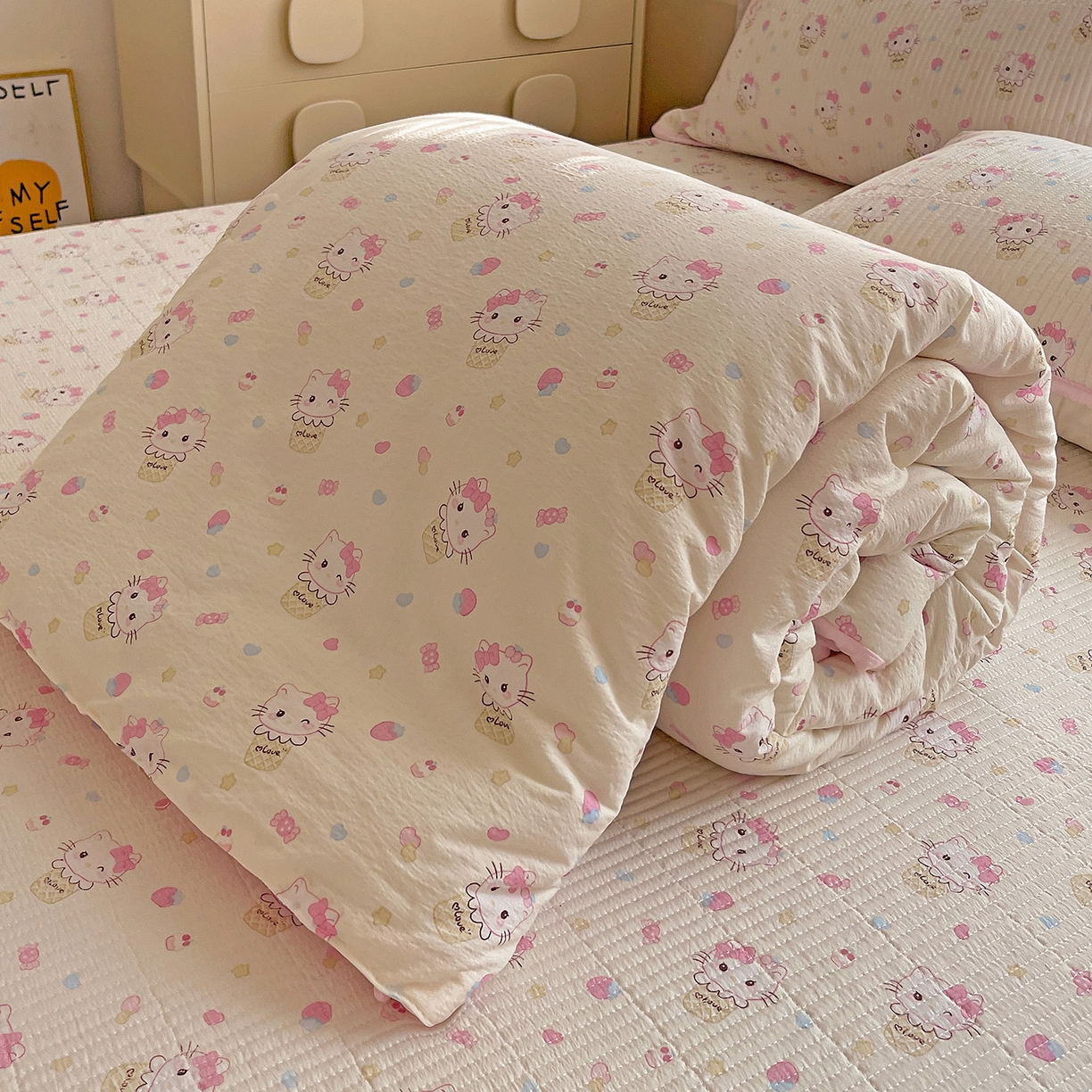 91家纺网 家纺一手货源 找家纺 繁花家居 2025新款超爆款床盖款夏被夏凉被空调被四件套 床盖款-冰淇淋kt白