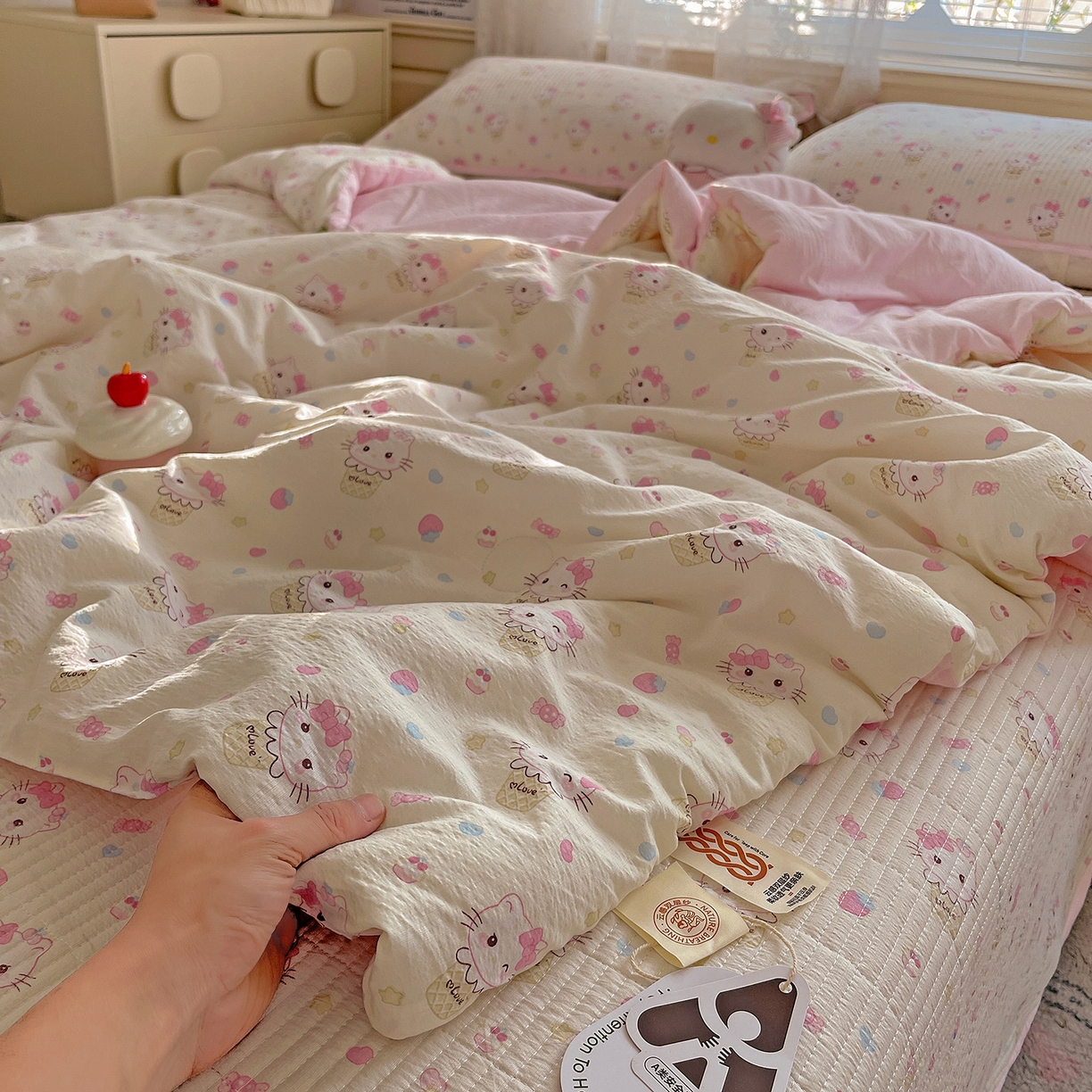 91家纺网 家纺一手货源 找家纺 繁花家居 2025新款超爆款床盖款夏被夏凉被空调被四件套 床盖款-冰淇淋kt白