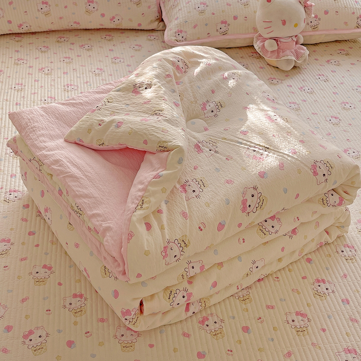 91家纺网 家纺一手货源 找家纺 繁花家居 2025新款超爆款床盖款夏被夏凉被空调被四件套 床盖款-冰淇淋kt白