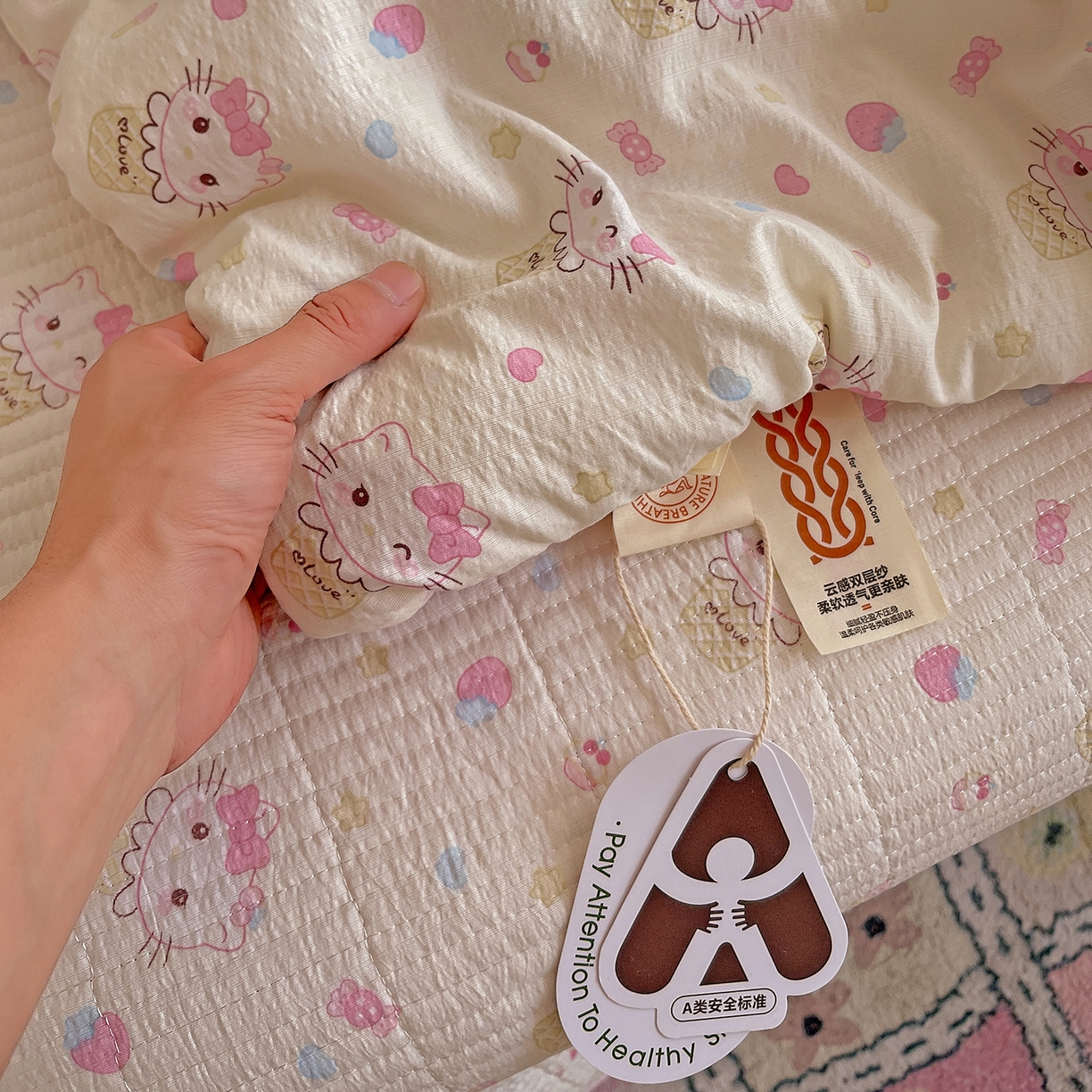 91家纺网 家纺一手货源 找家纺 繁花家居 2025新款超爆款床盖款夏被夏凉被空调被四件套 床盖款-冰淇淋kt白