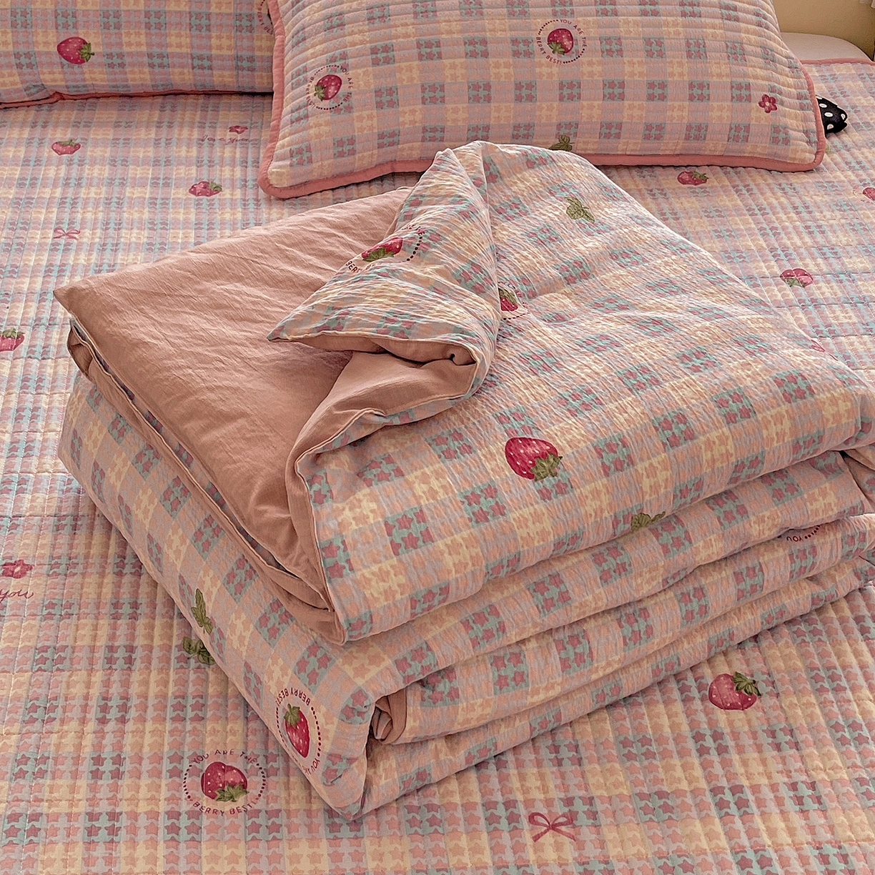 91家纺网 家纺一手货源 找家纺 繁花家居 2025新款超爆款床盖款夏被夏凉被空调被四件套 床盖款-草莓格子