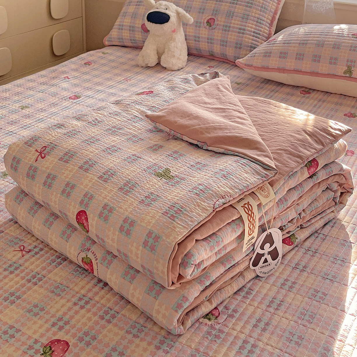 91家纺网 家纺一手货源 找家纺 繁花家居 2025新款超爆款床盖款夏被夏凉被空调被四件套 床盖款-草莓格子